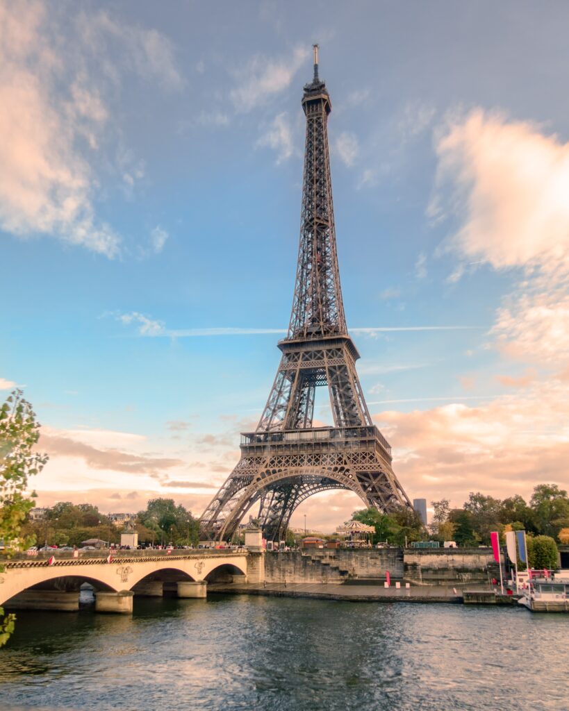 tour-eiffel-seine-paris- ISIPARIS-Relocation